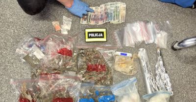 Kryminalni z Wejherowa zatrzymali mężczyznę za posiadanie i obrót znaczną ilością narkotyków. 2,5 kilograma narkotyków schował w kanapie.